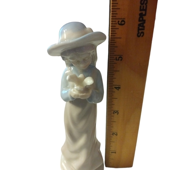 Vintage Porcelain 6" Girl Holding Bird Figurine White-Light Blue & Green Tones - Picture 7 of 7